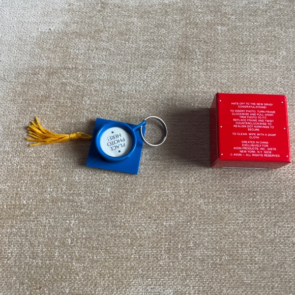 VINTAGE (MID-LATE 80’S - EARLY 90’S) AVON HAT’S OFF PHOTO KEY CHAIN - Picture 2 of 2